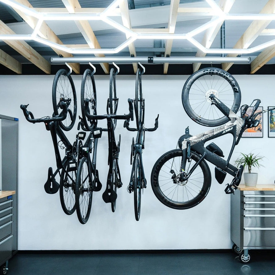 Rangement vélo suspendu plafond Stashed SpaceRail 8 vélos avec crochets pivotants pour espace optimisé