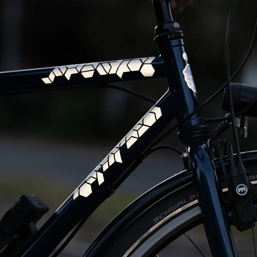 Stickers reflechissants hexagones pour velo et casque Reflective Berlin modele securite et visibilite