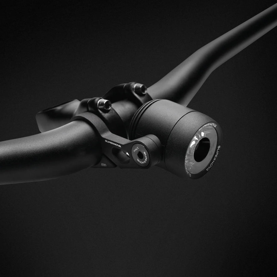 Phare dynamo Supernova E3 HBM pour vélo avec fixation sur guidon 31,8 mm, éclairage vélo durable et performant