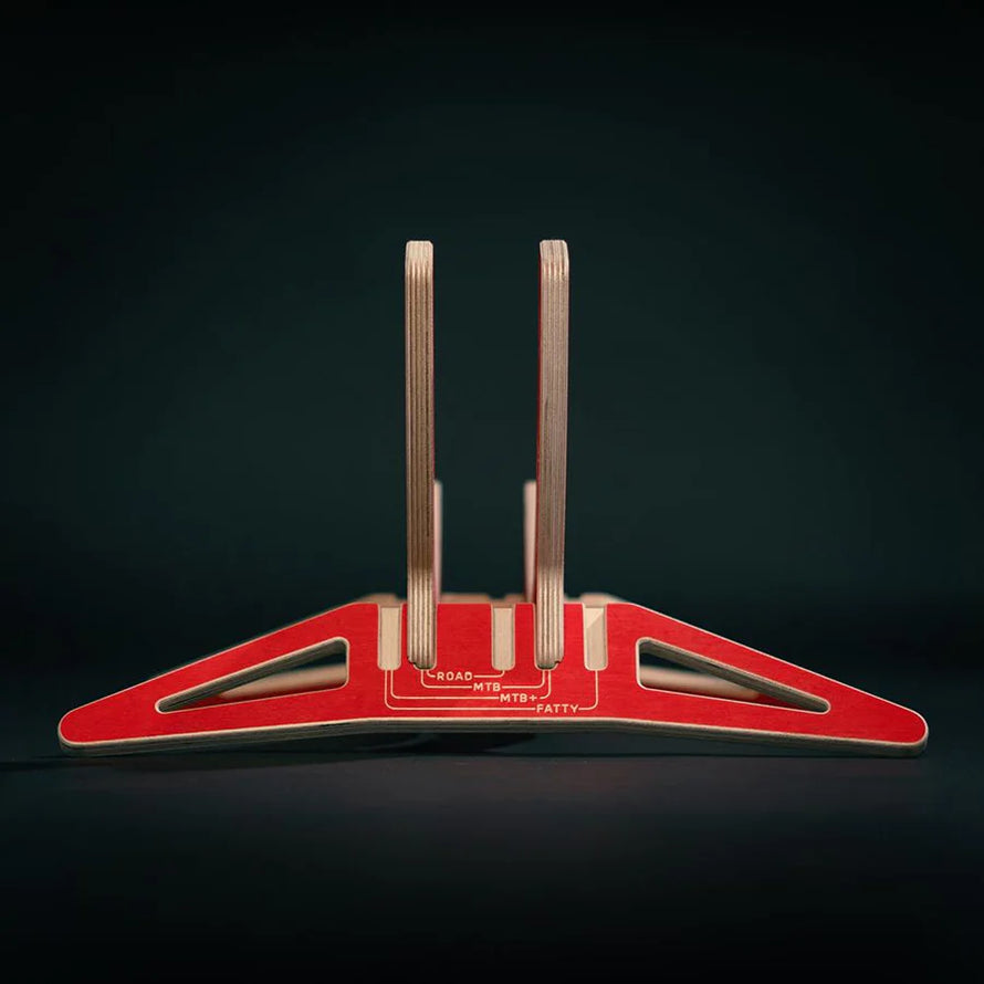 Le Smile Bike Stand s’installe instantanément sans montage ni perçage. Il maintient efficacement le vélo en position verticale, pour un usage pratique au quotidien.