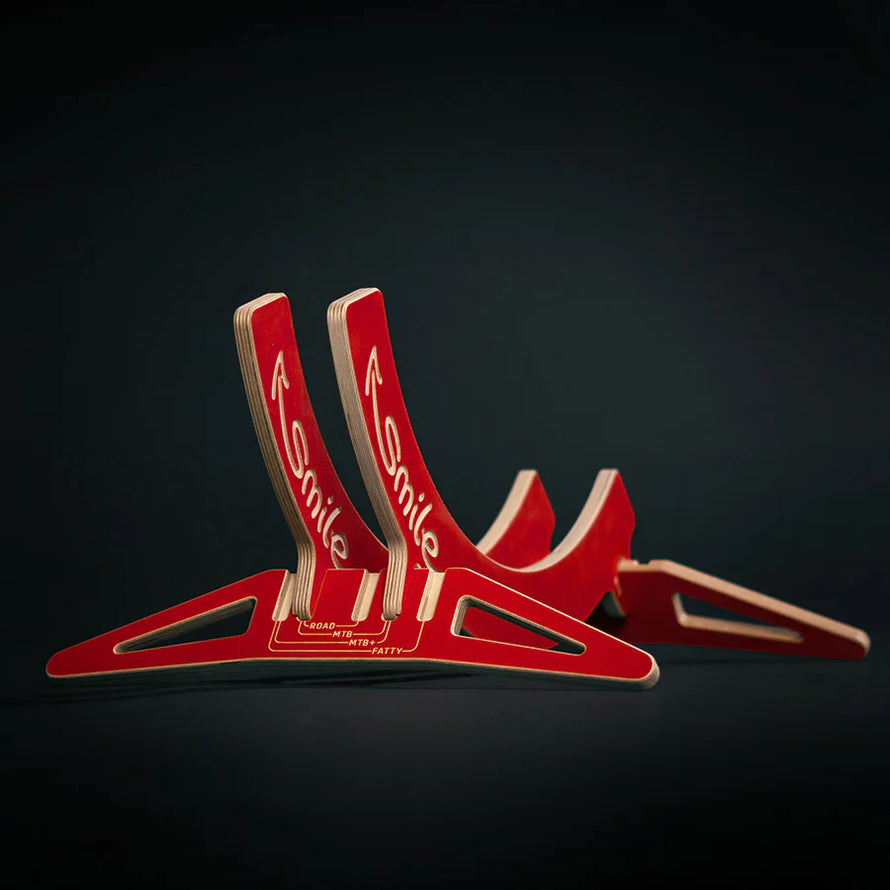 Fabriqué en bois durable, le Smile Bike Stand est un choix écologique pour le rangement de votre vélo. Sa structure démontable facilite le transport ou le stockage à plat.