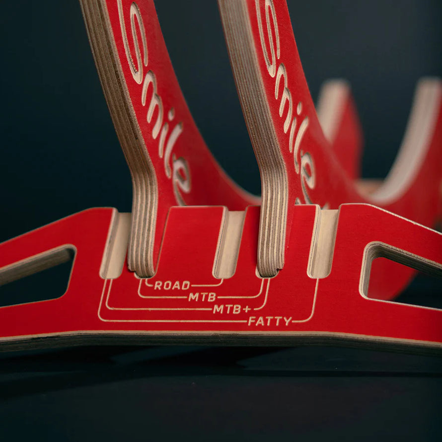 Avec moins de 1 kg sur la balance, ce support peut vous suivre dans vos déplacements : week-ends, compétitions ou voyages à vélo. Une solution simple pour garder son vélo debout partout.