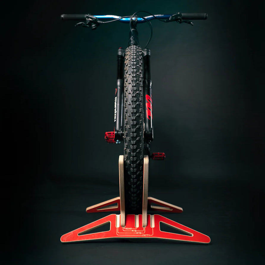 Alliez esthétisme et fonctionnalité avec ce support en bois au design moderne. Il valorise votre vélo tout en évitant qu’il tombe ou endommage les murs ou sols.