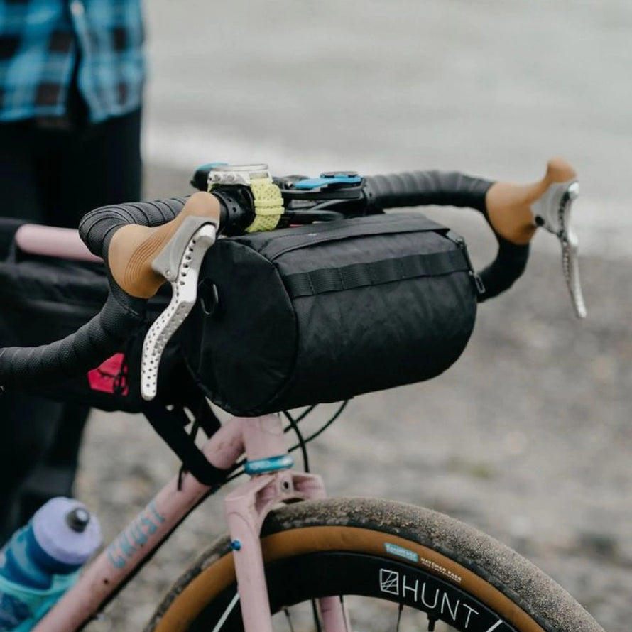 Sacoche guidon vélo Swift Industries Bandito Si600 noire compacte et résistante pour bikepacking et voyages à vélo