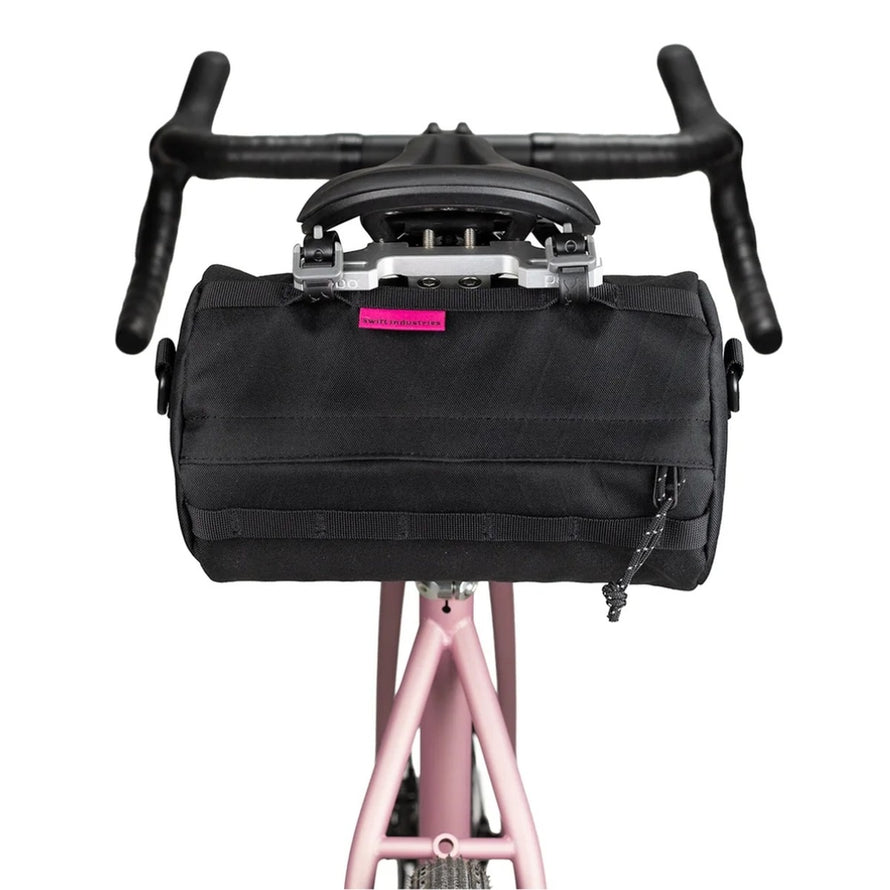 Sacoche guidon noire Swift Industries Bandito Si600, compacte et résistante pour cyclotourisme et bikepacking