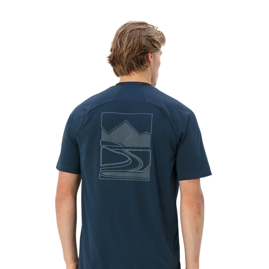 T-shirt Vaude Men Loamer bleu marine avec motif stylisé au dos, idéal pour cyclisme et activités outdoor