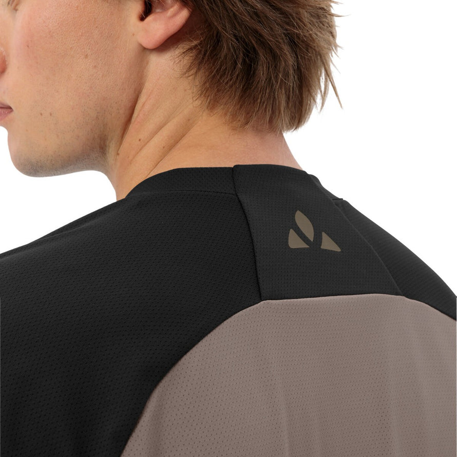 T-shirt Vaude Men Loamer noir avec détail col et logo au dos, respirant pour cyclisme et activités outdoor