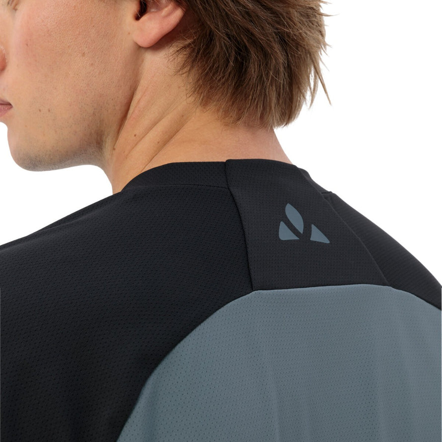 Détail col et logo T-shirt Vaude Men Loamer noir, respirant et technique pour cyclisme et activités outdoor