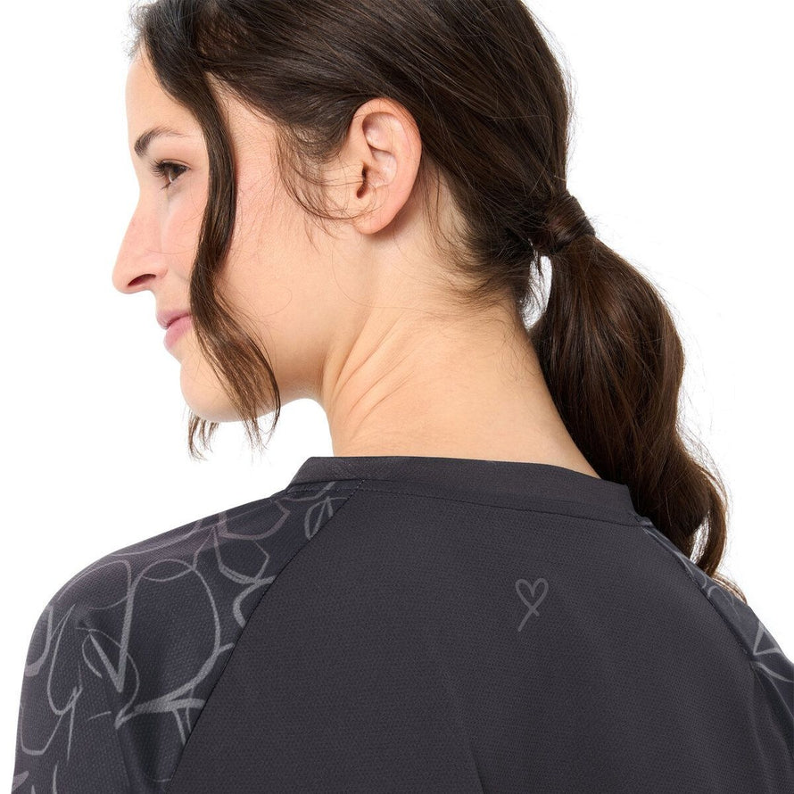 Détail dos T-Shirt Vaude Neyland 3/4 Femme noir avec motif coeur discret et tissu technique respirant