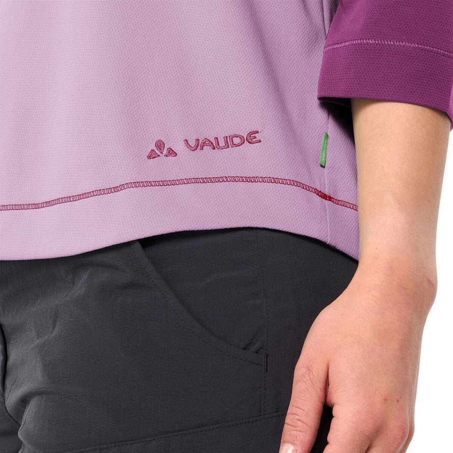 Détail logo brodé T-Shirt Vaude Neyland 3/4 Femme rose avec coutures contrastées pour cyclisme