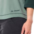 Détail logo Vaude sur t-shirt Neyland 3/4 femme vert avec couture contrastée pour cyclisme