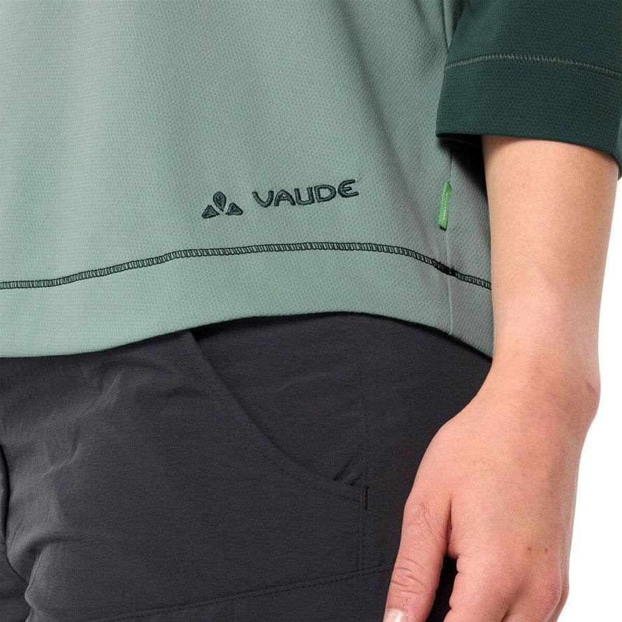 Détail logo Vaude sur t-shirt Neyland 3/4 femme vert avec couture contrastée pour cyclisme