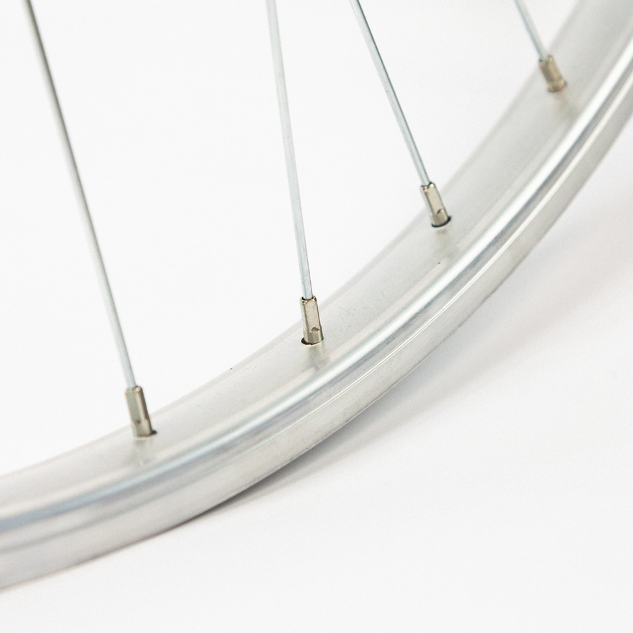 Détail des têtes de rayons chromées sur la roue avant 26 pouces