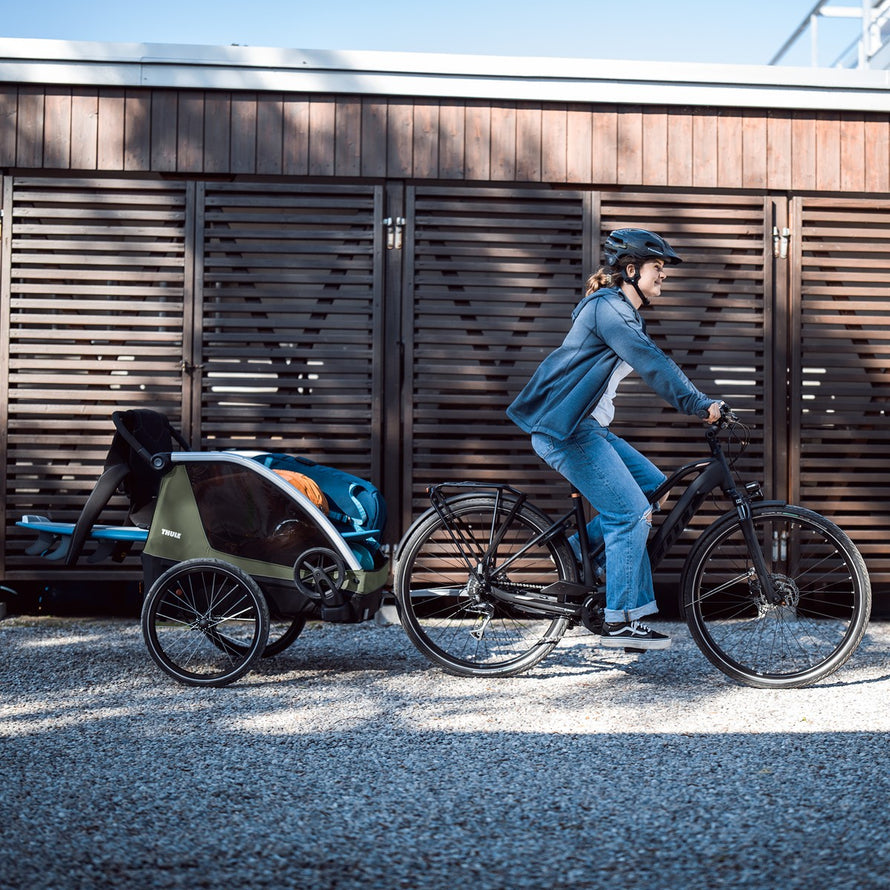 Remorque enfant Thule Courier 2 places noire avec poussette et cargo FlipFlat pour sorties vélo en famille