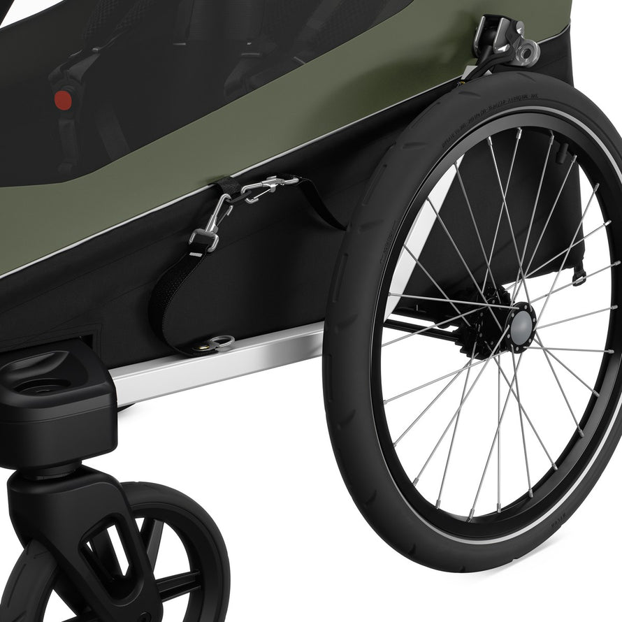 Zoom sur la roue et le système de fixation de la remorque enfant Thule Courier 2 places poussette et cargo FlipFlat