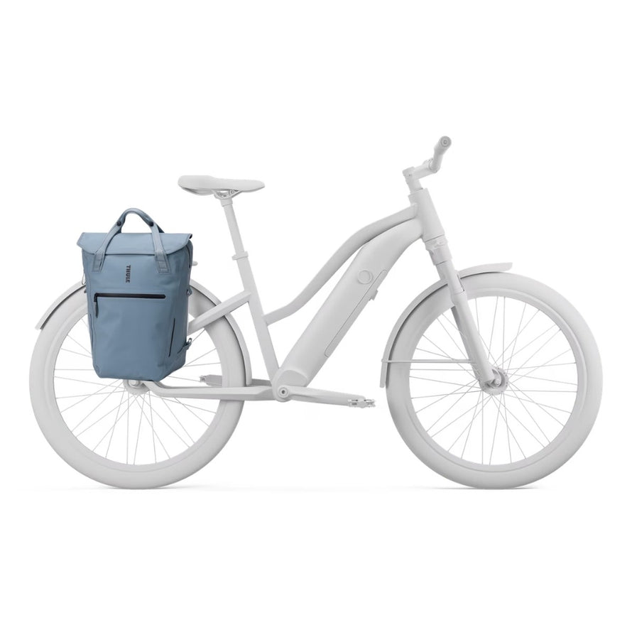 Sac a dos velo convertible Thule Shield InLock bleu clair avec fixation velo securisee pour cyclistes urbains