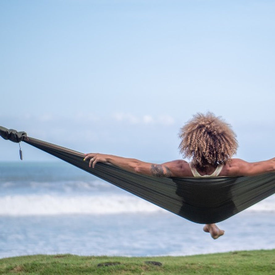 Hamac Ticket to the Moon Original suspendu en extérieur face à la mer, idéal pour détente et loisirs outdoor