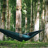 Hamac Ticket to the Moon Original vert fonce suspendu en foret, parfait pour detente et loisirs en plein air