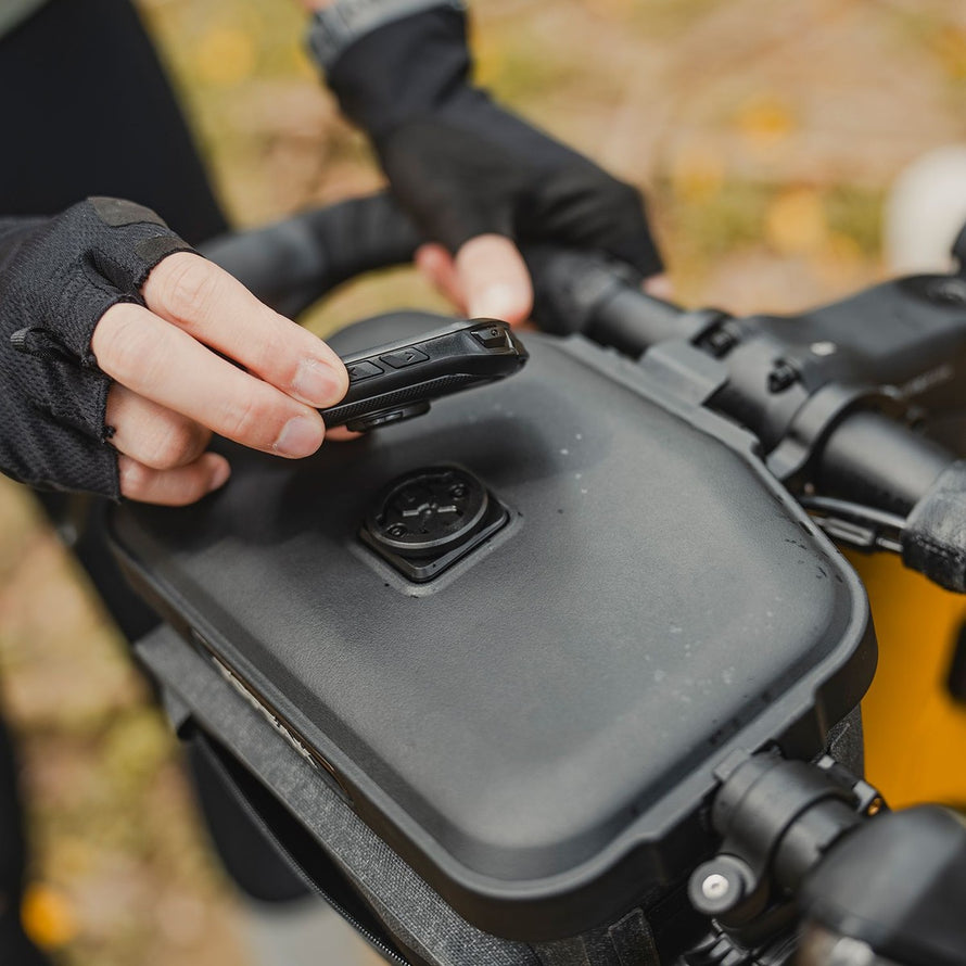 Fixation GPS et caméra sur sacoche rigide Topeak Elementa Dry BarBag avec adaptateur multi-montage