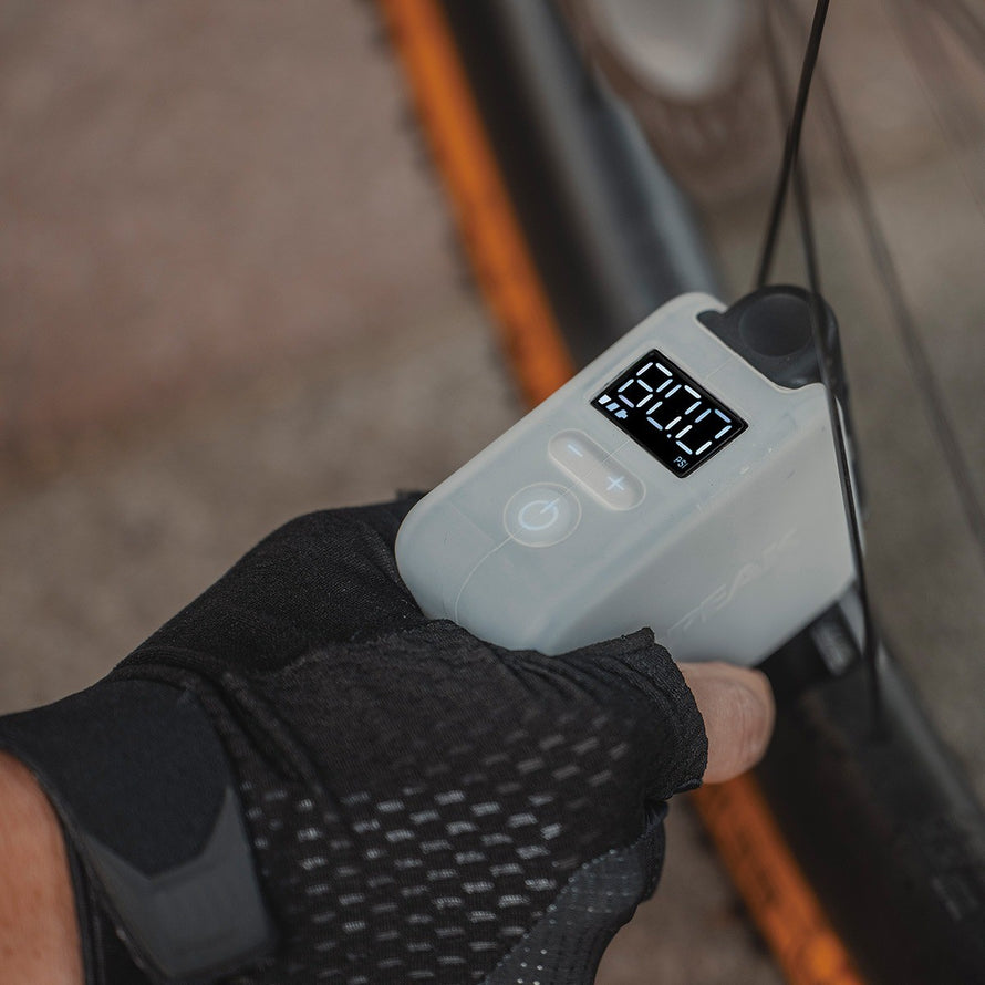 Mini pompe electrique bikepacking Topeak E-Booster avec affichage digital pour gonflage precis velo