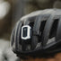 Lumiere Topeak WhiteLite LED blanche a clipser sur casque velo pour meilleure securite et visibilite