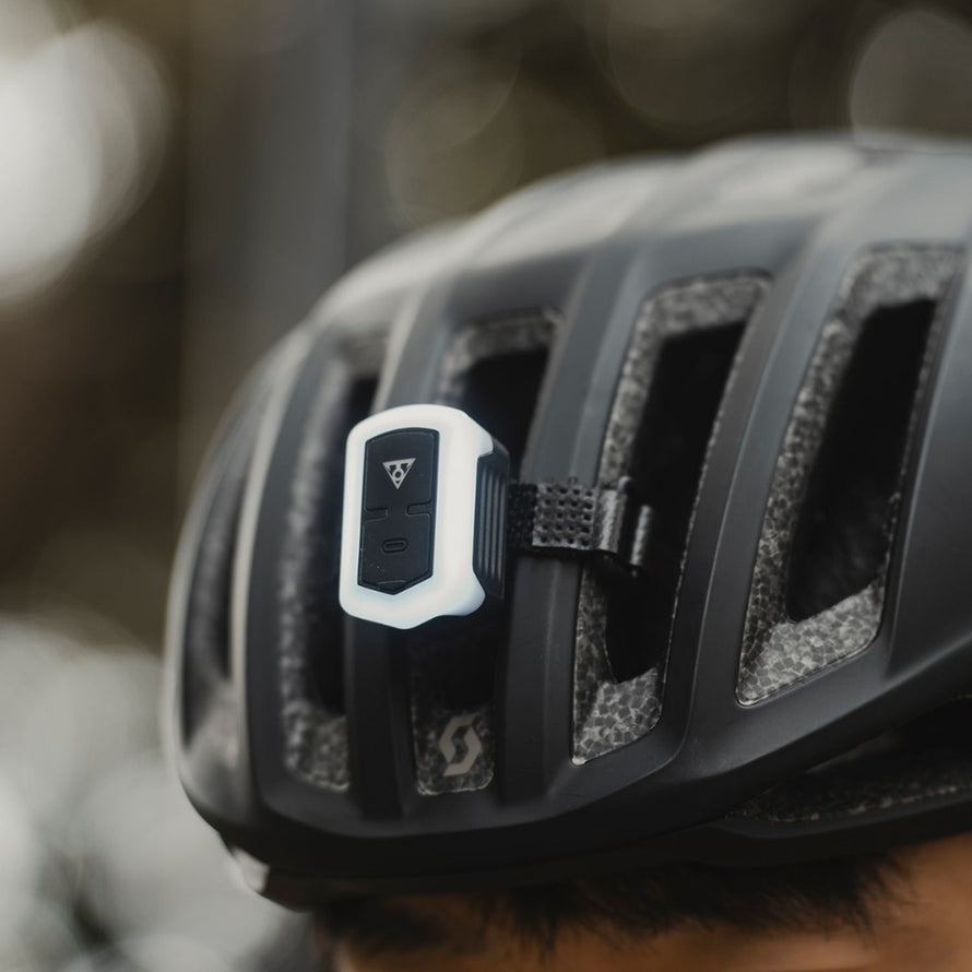 Lumiere Topeak WhiteLite LED blanche a clipser sur casque velo pour meilleure securite et visibilite