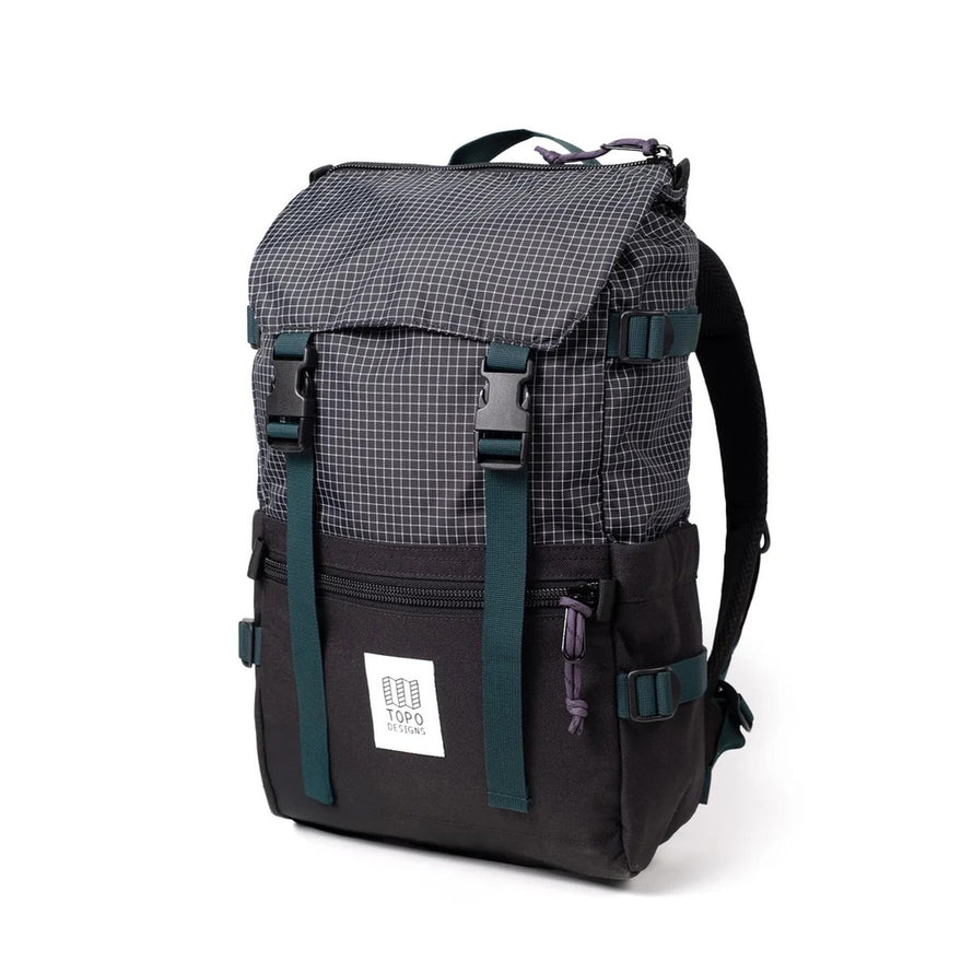 Sac a dos velo Topo Designs Rover Pack Classic 20L noir avec fermeture a clip et detail carreaux
