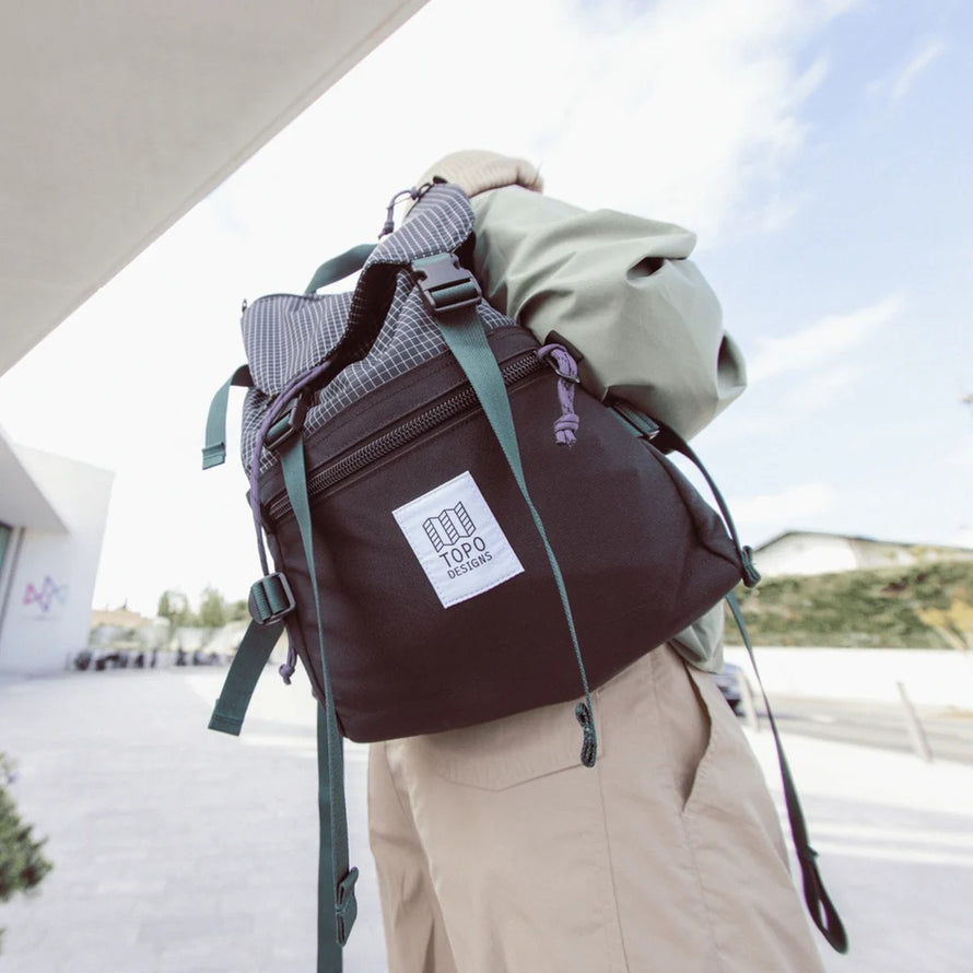 Sac a dos velo Topo Designs Rover Pack Classic 20L noir porte avec logo blanc et sangles reglables
