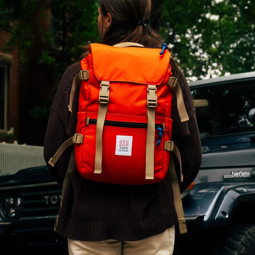Sac a dos velo Topo Designs Rover Pack Classic 20L orange vif porte avec sangles reglables et fermeture securisee