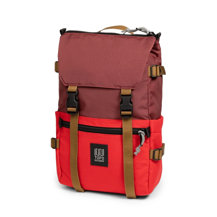 Sac a dos velo Topo Designs Rover Pack Classic 20L rouge avec fermeture a clip et poignees reglables