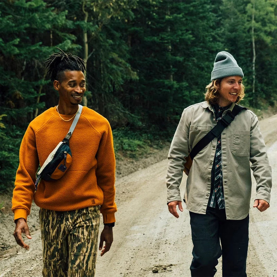 Sacoche banane Topo Designs Mountain Waist Pack 1L portée en randonnée, idéale pour transporter l'essentiel avec style