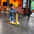 Enfant de 2 ans sur trottinette Puky PUSH 3 roues pliable jaune avec leds pour sécurité et plaisir