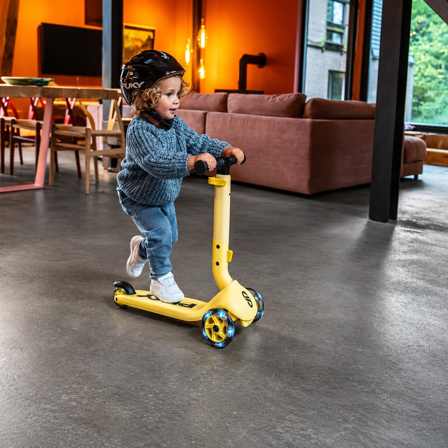 Enfant de 2 ans sur trottinette Puky PUSH 3 roues pliable jaune avec leds pour sécurité et plaisir