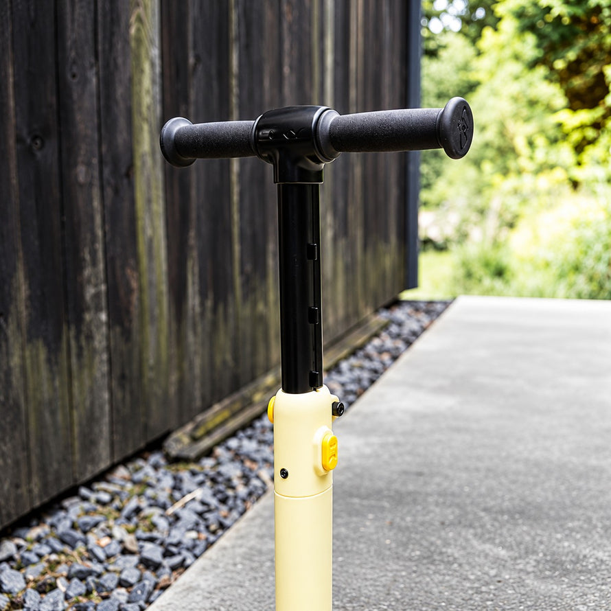 Trottinette Puky PUSH 3 roues pliable jaune avec LED, idéale pour enfants dès 2 ans, sécurité et maniabilité assurées