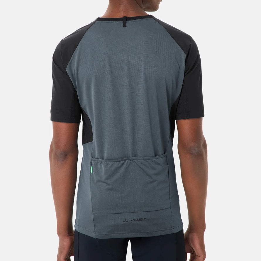 T-shirt vélo homme Vaude Kuro II gris et noir avec poches arrière pratiques et tissu technique respirant