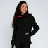 Femme portant la veste de vélo réversible et réfléchissante Repop Urban Circus en noir avec intérieur orange