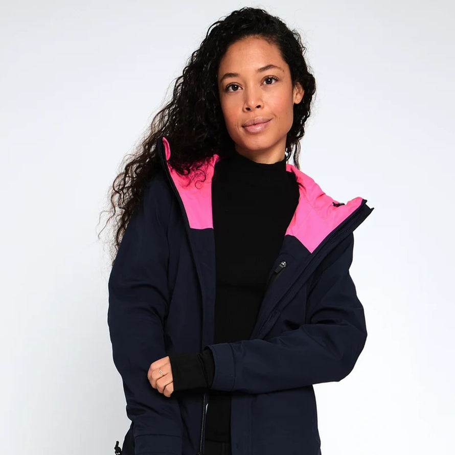 Femme portant la veste de vélo réversible et réfléchissante Repop Urban Circus, alliant confort et sécurité en ville