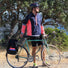 Sac à dos convertible Escaper Urban Circus noir avec rayures bleues et rouges, parfait pour cyclistes urbains dynamiques