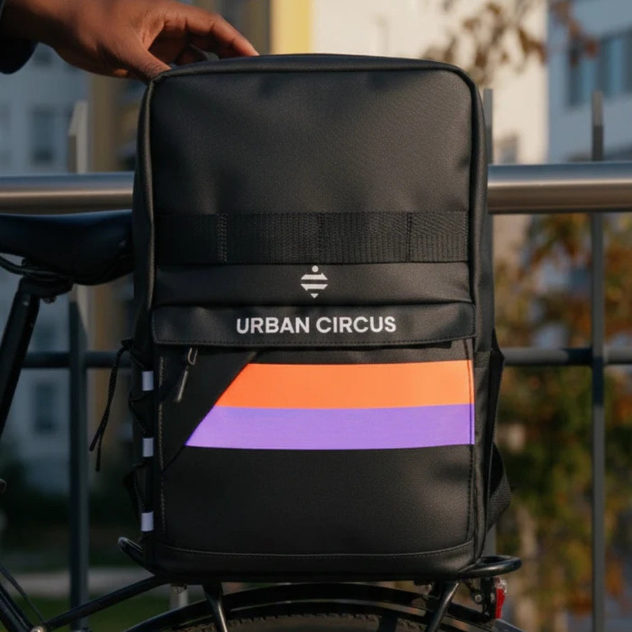 Sac à dos convertible Escaper Urban Circus noir avec rayures violettes et oranges, parfait pour cyclistes urbains