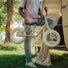 Draisienne evolutive 2-en-1 Urban Iki beige tenue a la main, convertible en tricycle pour enfant