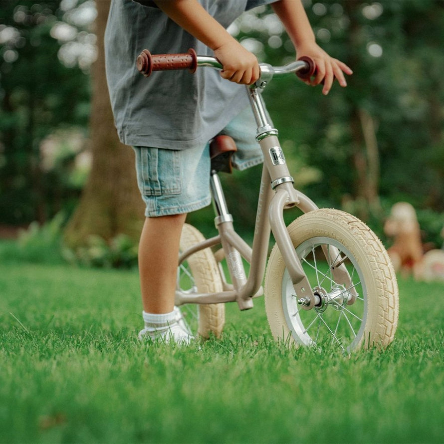 Draisienne evolutive 2-en-1 Urban Iki beige avec tricycle, parfaite pour apprendre a velo en exterieur