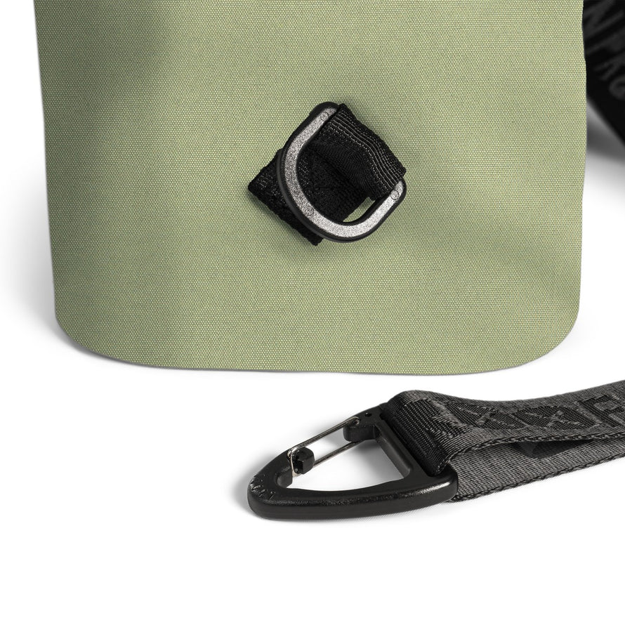 Détail fixation velcro sacoche vélo convertible Knox 22L Urban Proof couleur vert kaki