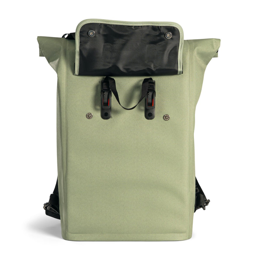 Sacoche vélo Knox 22L Urban Proof vue arrière avec fixation clip ouverte et tissu kaki robuste