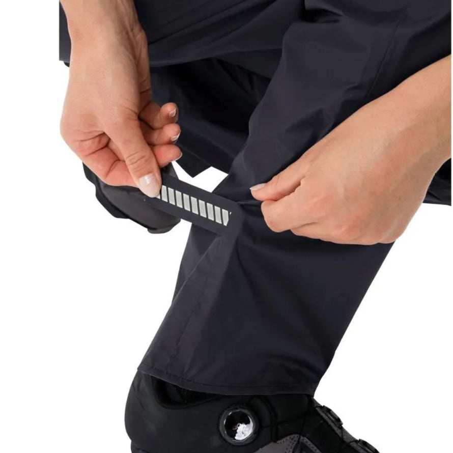 Pantalon de pluie noir pour cyclistes avec éléments réfléchissants et bas ajustables