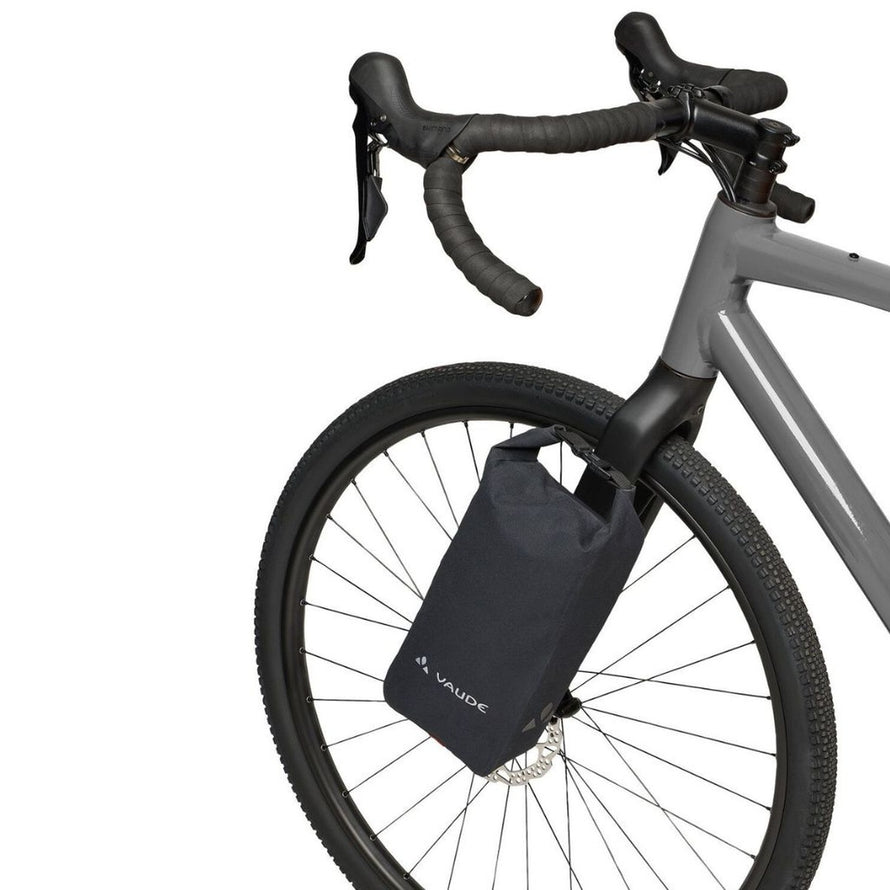 Sacoche fourche Vaude Trailfork 4L noire etanche pour bikepacking et randonnées velo aventure