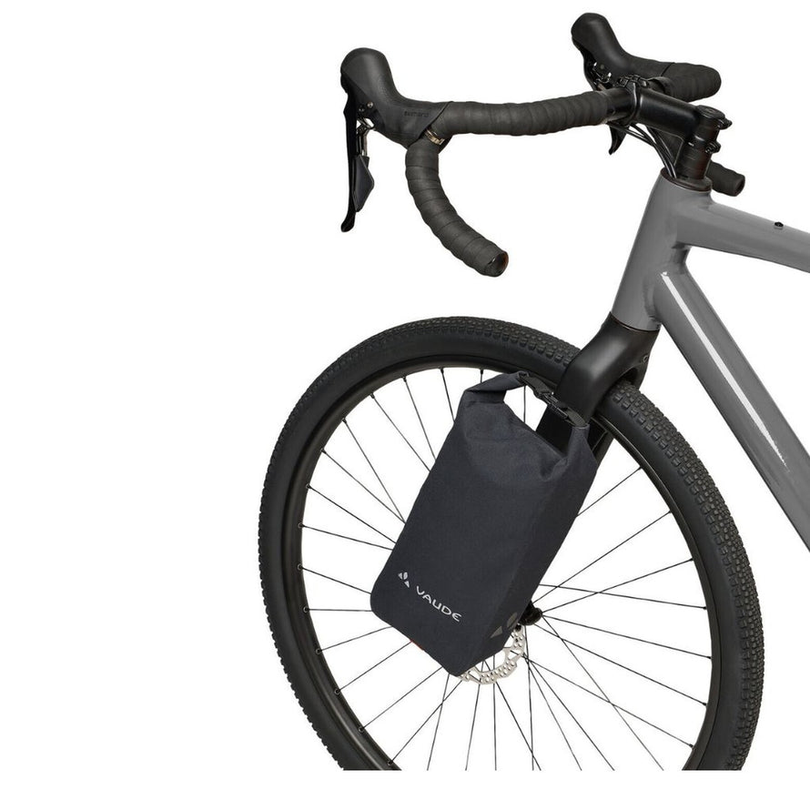 Sacoche fourche Vaude Trailfork 4L noire, imperméable et résistante pour bikepacking et aventures à vélo