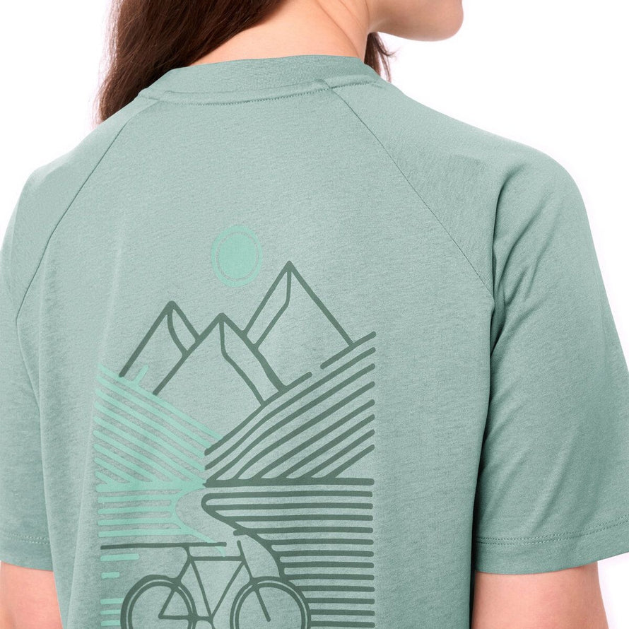 T-shirt Femme Vaude Cyclist Casual vert avec motif paysage montagne et vélo au dos, style respirant et décontracté