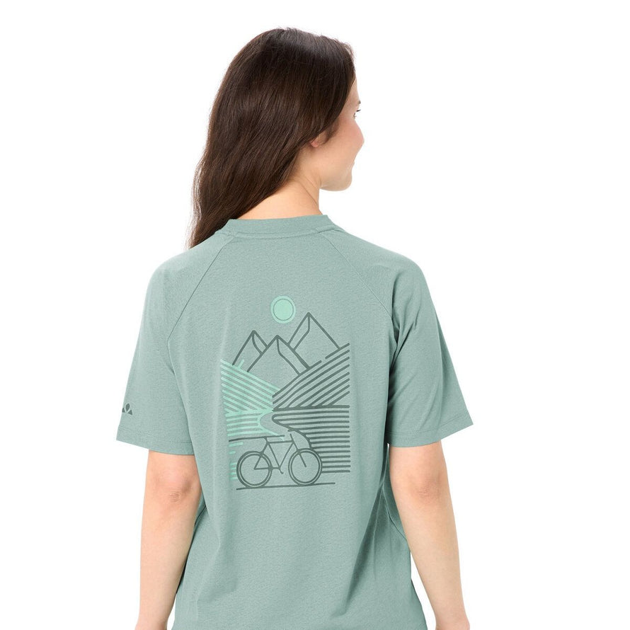 T-shirt Vaude Cyclist Casual Femme vert pastel avec motif vélo et montagne au dos, style confortable et écologique