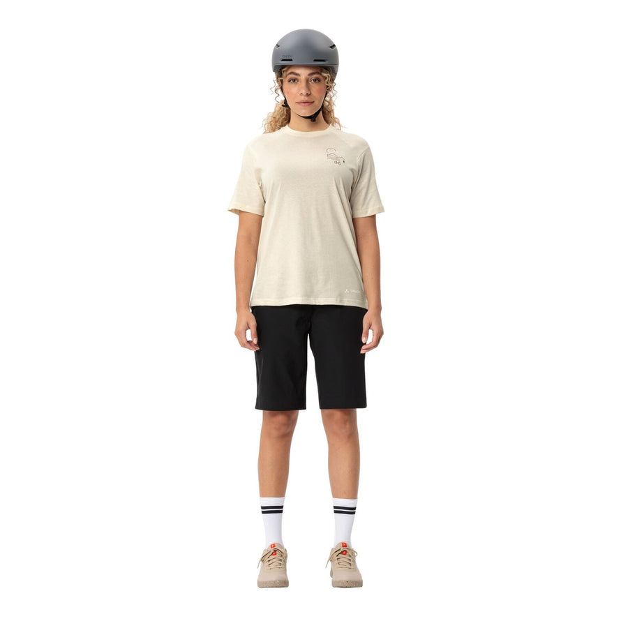 T-shirt Femme Vaude Cyclist Casual beige clair avec petit logo vélo et montagne, style confortable et naturel