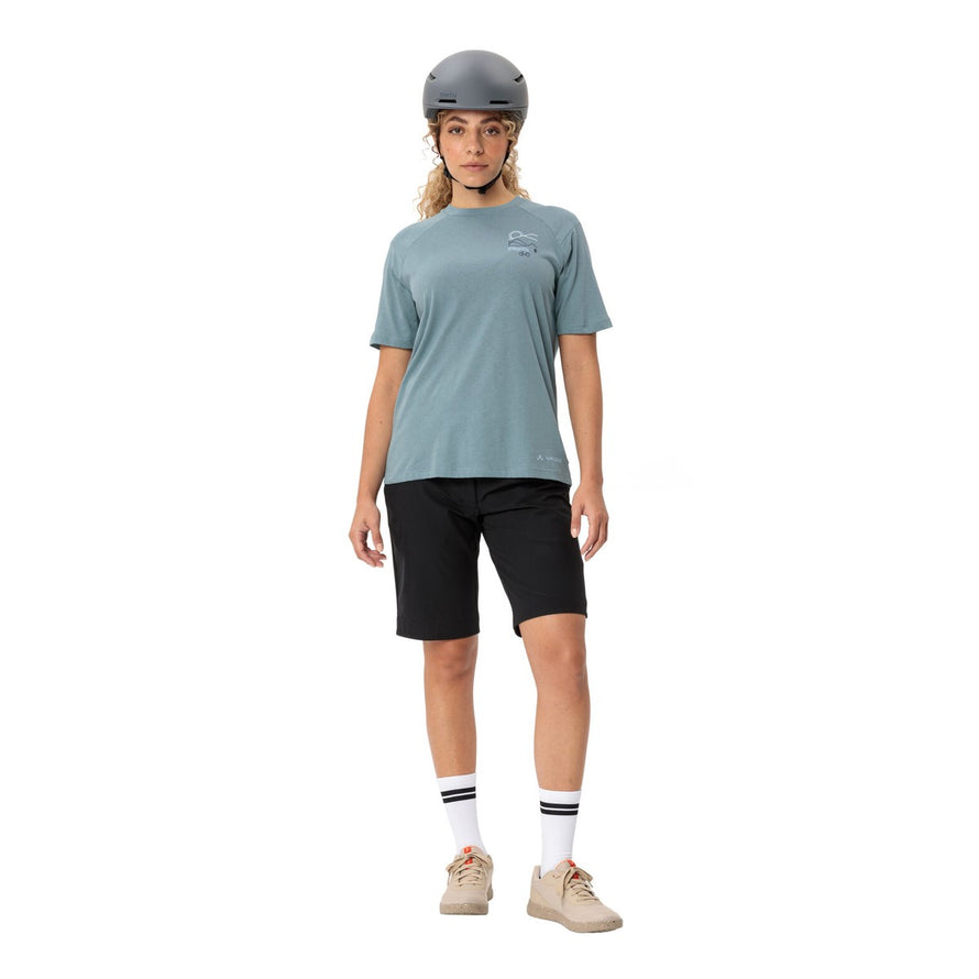 T-shirt Femme Vaude Cyclist Casual bleu avec petit logo vélo et montagne, style sportif et décontracté
